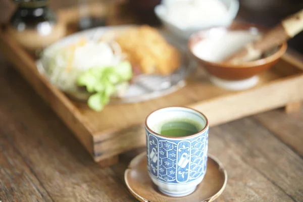 Горячий Зеленый Чай Маття Керамической Кружке Набором Японской Еды — стоковое фото