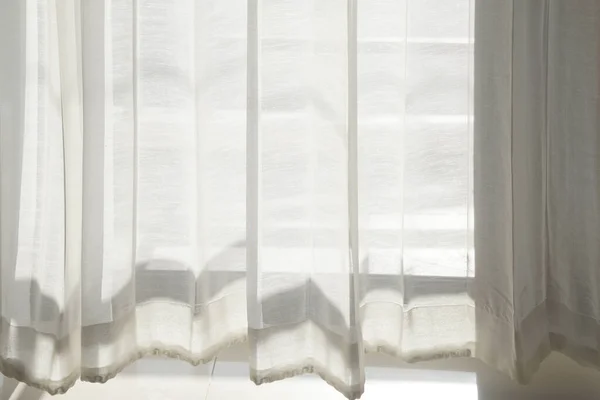 在家里 白色透明的织物可以透过透明的窗帘看到 免版税图库图片
