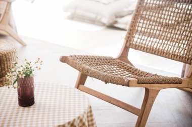 Teras balkonunda hasır iskemle. ev içi