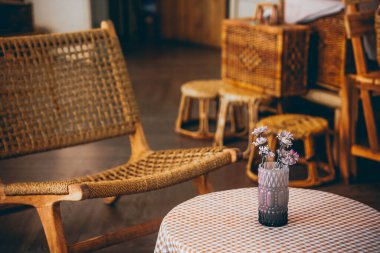 Oturma odasındaki vazo dekorasyonu.