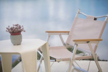 Göletin yanındaki balkonda dinlenmek için iskemle.