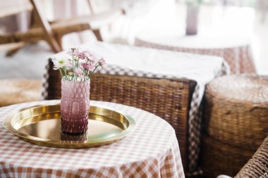 Oturma odasındaki vazo dekorasyonu.