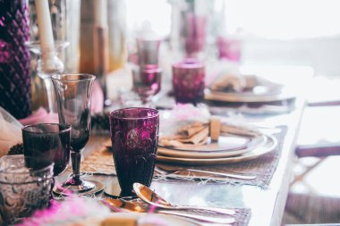 Yemek masasında cam bulaşık takımı. parti ziyafeti