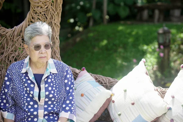 Anciana Anciana Anciana Mujer Mayor Descansando Relajándose Caminando Jardín — Foto de Stock