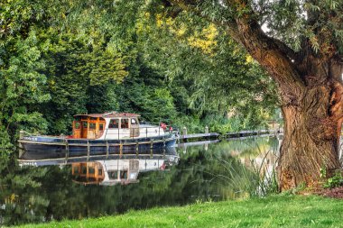 Sakin bir Nehri üzerinde tekne