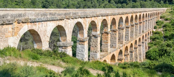 Римский акведук Pont del Diable в Таррагоне — стоковое фото