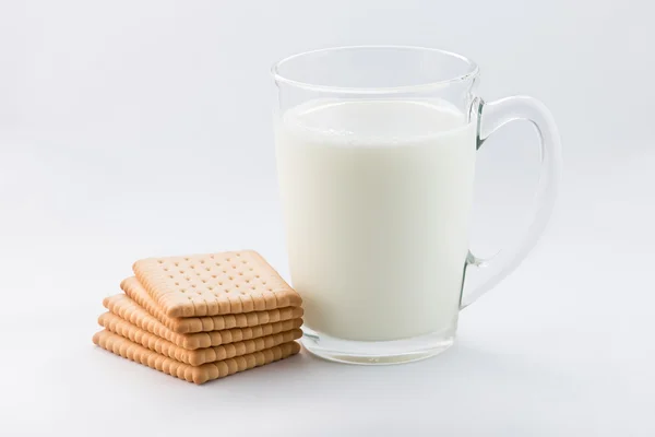 Vaso de leche con galletas aisladas sobre fondo blanco — Foto de Stock