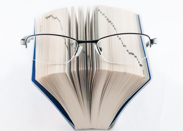 Книга и очки
