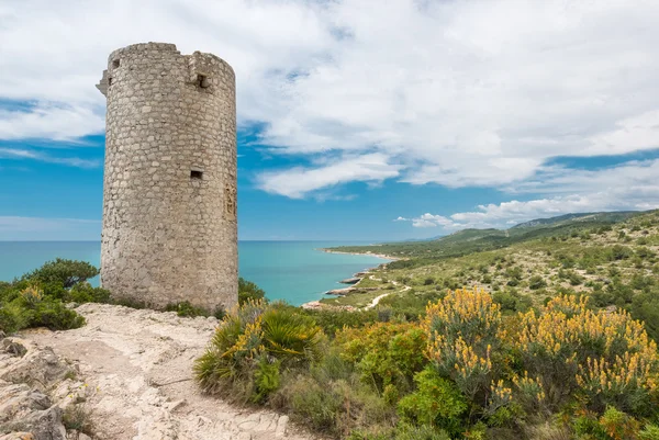 Věž na pobřeží Středozemní moře ve Španělsku — Stock fotografie