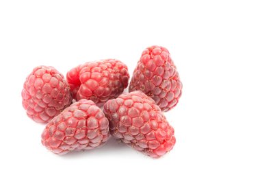 Beyaz arka planda izole edilmiş taze ahududu