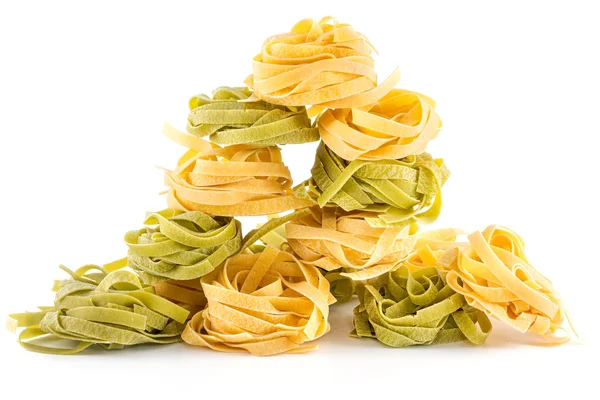 Italiaanse pasta fettuccine nest geïsoleerd op witte achtergrond — Stockfoto