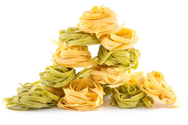 Nido di fettuccine di pasta isolata su fondo bianco — Foto Stock