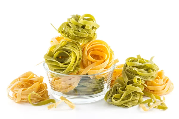 Italiaanse pasta fettuccine nest geïsoleerd op witte achtergrond — Stockfoto