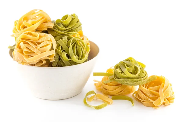 Italiaanse pasta fettuccine nest geïsoleerd op witte achtergrond — Stockfoto