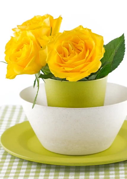 Тарелка и стакан цветного бамбука и желтой розы — стоковое фото
