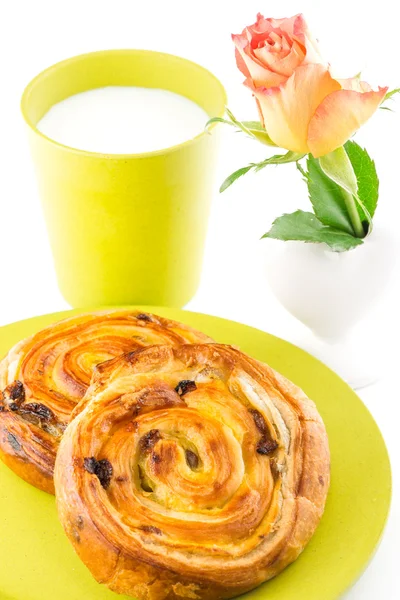 Pâtisserie dorée, lait et fleur — Photo