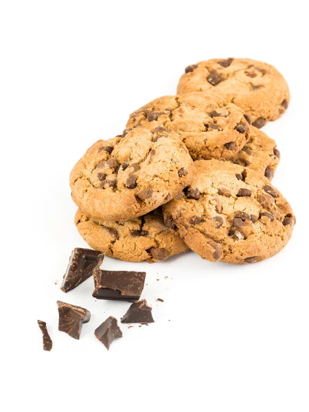 Galletas de chispas de chocolate aisladas sobre fondo blanco. — Foto de Stock