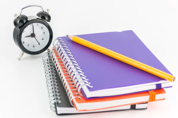 Cuadernos y lápiz aislados sobre fondo blanco —  Fotos de Stock