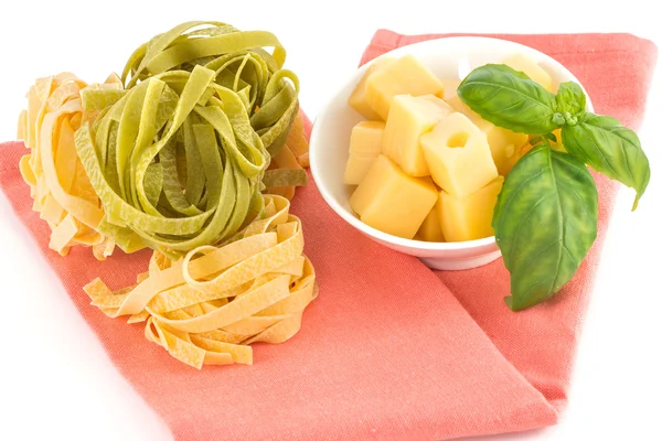 Macarrão, queijo e folhas de manjericão italianos isolados em backgr branco — Fotografia de Stock