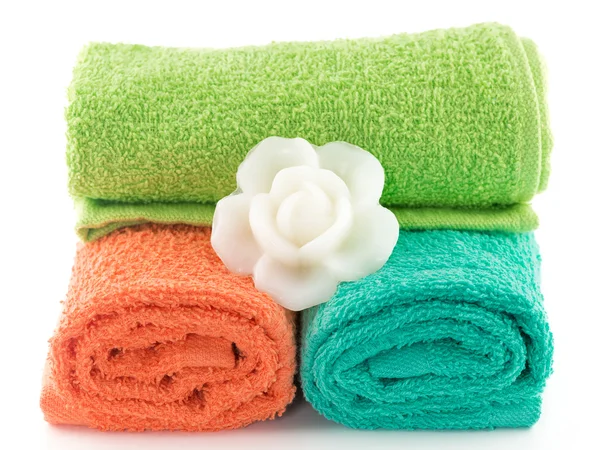 Barevné ručníky a mýdlo izolovaných na bílém — Stock fotografie