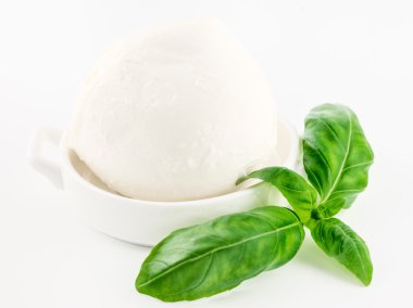 peynir mozzarella topu üzerinde beyaz izole fesleğen yaprağı