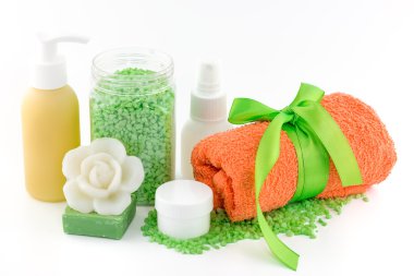 renkli towelwith şerit, sabun ve şampuan beyaz izole