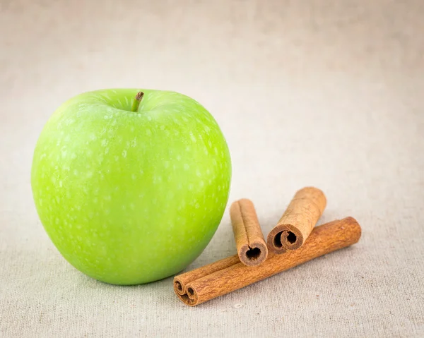 Manzana verde con palitos de canela — Foto de Stock