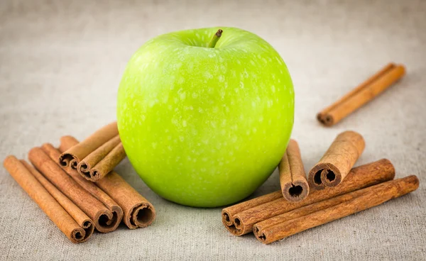 Pomme verte avec bâtonnets de cannelle — Photo