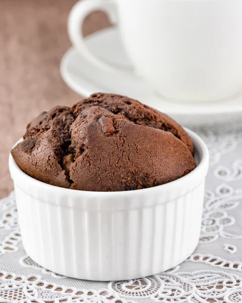 Magdalena de chocolate con taza de café —  Fotos de Stock