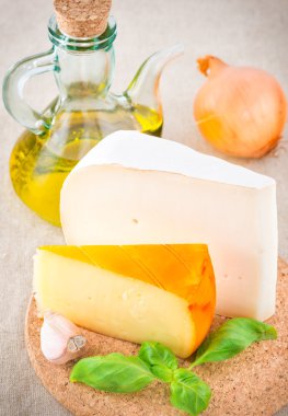 peynir, zeytin yağı, fesleğen, sarımsak tablo