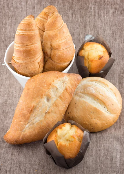 Brot, Muffins und Croissant auf dem Tisch — Stockfoto