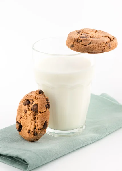 Sklenice mléka a sušenek — Stock fotografie