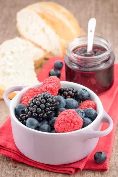 Gemengde bessen jam met frambozen, bosbessen en braambessen — Stockfoto