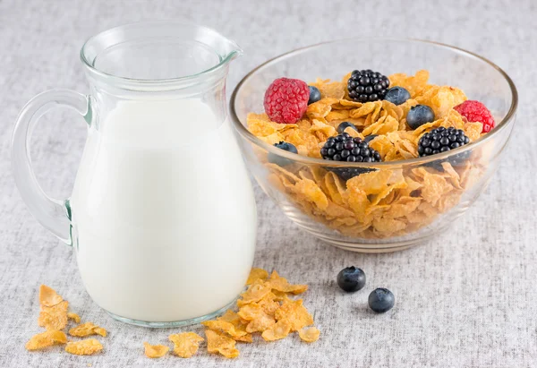 Desayuno saludable con leche y fruta fresca y cereales —  Fotos de Stock