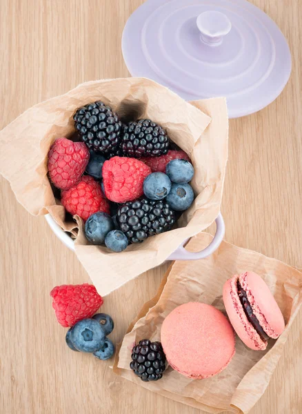 Macarrones y frutas de bayas — Foto de Stock