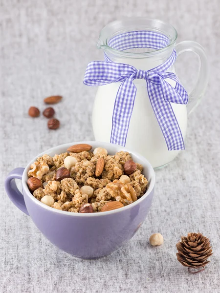 Cereales en un tazón y leche sobre la mesa —  Fotos de Stock