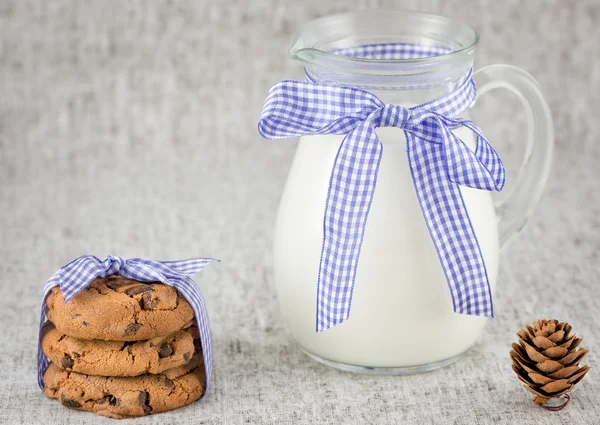 Čokoládové lupínky cookies a mléko — Stock fotografie