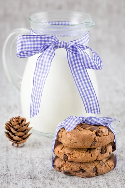 Čokoládové lupínky cookies a mléko — Stock fotografie
