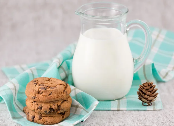 Chocolate chips cookie and milk — Stock Photo, Image