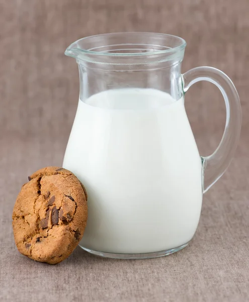 Schokolade Chips Kekse und Milch — Stockfoto