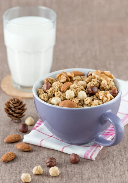 Cereales en un tazón y leche sobre la mesa —  Fotos de Stock