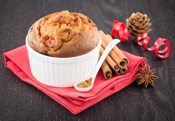 Delicious apple muffins with cinnamon — Stock Photo, Image