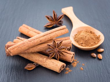 Tarçın çubukları ve anason yıldızları