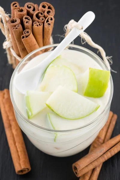 Pyszny jogurt szkła z jabłkiem i cynamonem — Zdjęcie stockowe