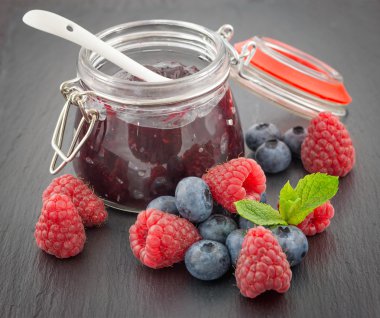 bir kavanoz ve taze çilek, ahududu ve bilberry reçel