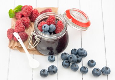 bir kavanoz ve taze çilek, ahududu ve bilberry reçel
