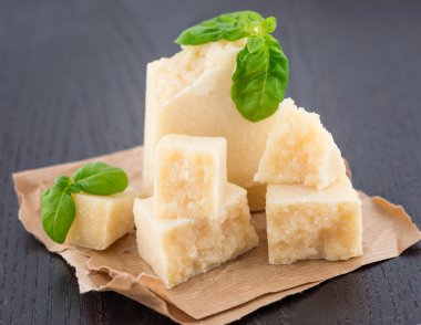 parmesan peyniri ve fesleğen yaprakları