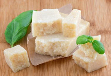 parmesan peyniri ve fesleğen yaprakları