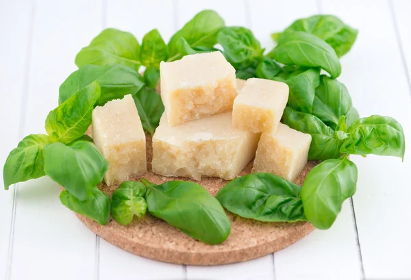 Parmesan ost och basilika blad — Stockfoto