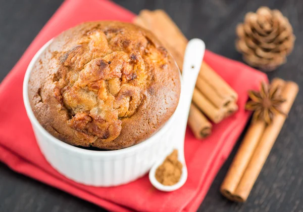 Delicious apple muffins with cinnamon — Stock Photo, Image